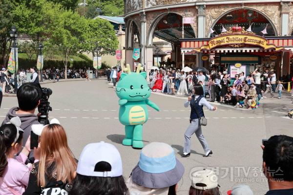 [크기변환]8-1. 용인특례시 공식 캐릭터인 조아용이 4월20일부터 5월11일까지 에버랜드 카니발 퍼레이드 주인공으로 등장한다.jpg