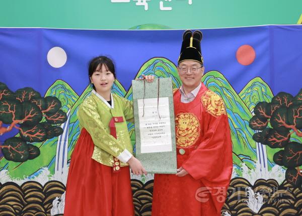 [크기변환]7-2. 황준기 용인특례시 제2부시장(오른쪽)이 19일 처인구 기후변화체험교육센터에서 열린 어린이 기후어사대 행사에서 임명된 학생과 기념촬영을 하고 있다..jpeg