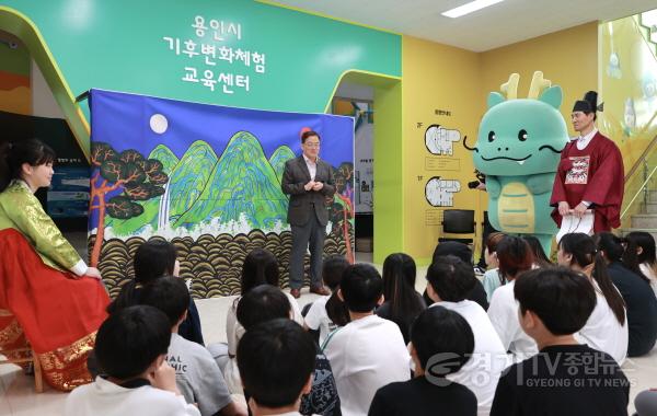 [크기변환]7-1. 황준기 용인특례시 제2부시장이 19일 처인구 기후변화체험교육센터에서 열린 어린이 기후어사대 행사에서 인사말을 하고 있다..jpeg