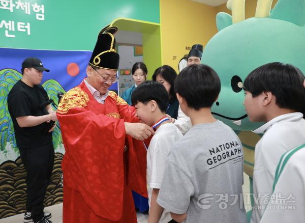 [크기변환]7-4. 황준기 용인특례시 제2부시장(왼쪽)이 19일 처인구 기후변화체험교육센터에서 열린 행사에서 학생들을 기후어사대로 임명하고 있다..jpeg