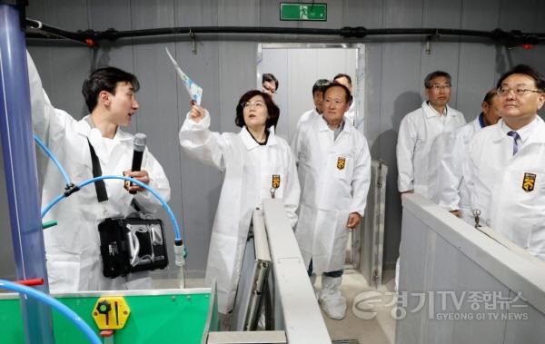 [크기변환]2.안성맞춤형 냄새저감 스마트 무창축사 표준모델 준공1.jpg