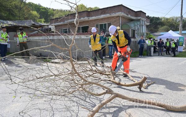 [크기변환]02-전국 유일, 토론과 현장훈련을 병행한 여주시, 경기도 합동 산사태 사전대피 훈련 실시 -현장훈련2.jpg