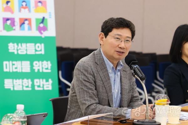 [크기변환]1-1. 지난 19일 수지구청 대회의실에서 이상일 용인특례시장이 수지구 지역 내 초등학교 교장들과 간담회를 열고 용인 교육발전 방안을 논의했다..jpg