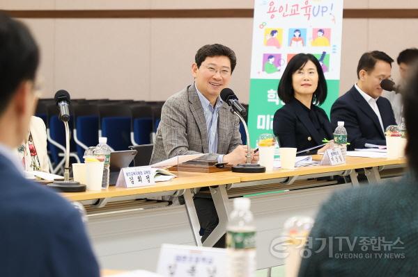 [크기변환]1-2. 지난 19일 수지구청 대회의실에서 이상일 용인특례시장이 수지구 지역 내 초등학교 교장들과 간담회를 열고 용인 교육발전 방안을 논의했다..jpg