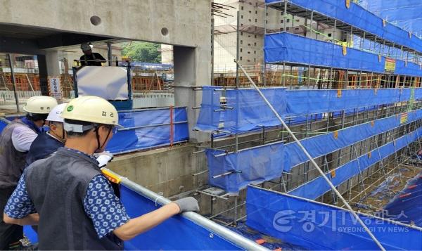 [크기변환]3. 용인특례시가 공동주택 건설사업 공사 현장을 대상으로 우기 대비 안전 점검을 한다. 지난 점검에서 관계자들이 공사 현장을 살피고 있다..jpg