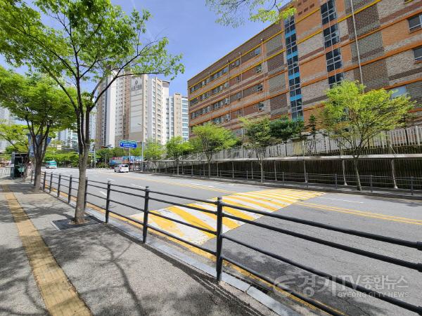 [크기변환]5. 동백3동 행정복지센터가 어정중학교 사거리 일원에 보행자 방호용 울타리를 설치했다..jpg