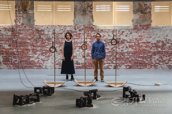 [크기변환](사진자료1) 2024 경기도자비엔날레 국제공모전 입선작_Passepartout Duo(Nicoletta Favari , Christopher Salvito), Aural Record, 300 x 300 x 190cm, Video performance, 2022.jpeg