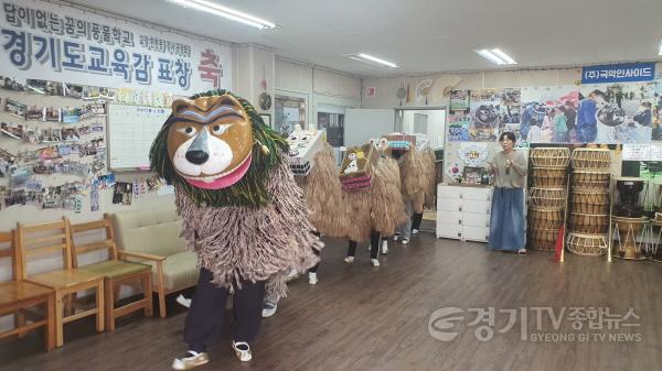 [크기변환]3-1. 국악인사이드팀의 초등학생들이 사자 탈놀이 공연 준비에 한창이다.JPG