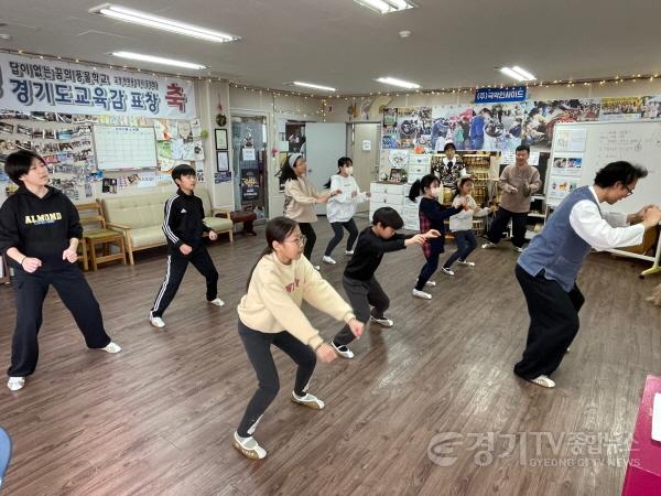 [크기변환]3-2. 국악인사이드팀의 초등학생들이 사자 탈놀이 공연 준비에 한창이다.JPG