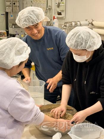 [크기변환]3-4. 주민들과 아토양조장 관계자가 막걸리를 만들고 있다.JPG
