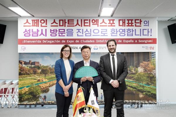 [크기변환]스마트도시과-신상진 시장이 23일 시청을 방문한 피라 바르셀로나 우고 발렌티 사장(오른쪽) 등 스페인스마트시티 엑스포 대표단과 함께 기념품을 들고 기념사진을 찍고 있다. .JPG