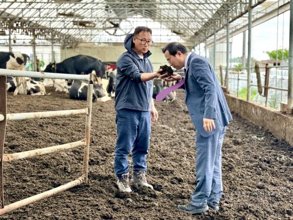 [크기변환]240424 이오수 의원, 축산농가 악취 개선하여 상생 방안 찾자...피트모스 활용 농가 방문 통해 지원책 마련2.jpg