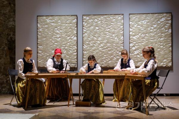 [크기변환](사진자료2) 경기도자미술관 특별전 자가처방_한국도예_라트비아 전시 전경.jpg