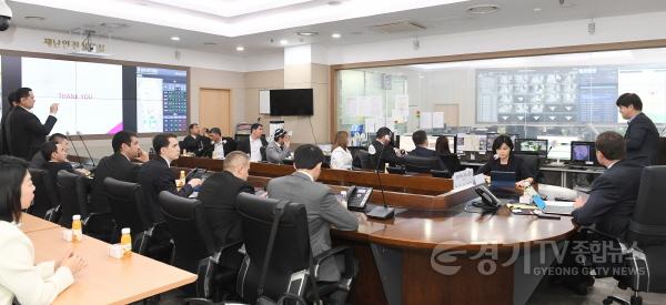 [크기변환]스마트도시과-25일 성남시 도시정보통합센터에서 브리핑을 받고 있는 우즈베키스탄 고위급 대표단.JPG