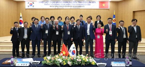 [크기변환]240425 경기도의회, 25일 베트남 닥락성 인민위원회 대표단 접견 (2).jpg