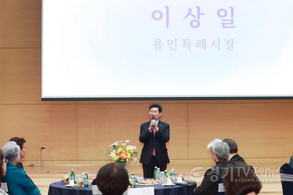 [크기변환]1-1. 지난 26일 용인특례시 문화원에서 열린 제42회 대한민국 연극제 용인 홍보대사 위촉식에서 축사하고 있는 이상일 용인특례시장.jpg