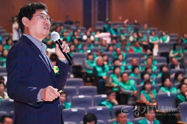 [크기변환]1-1. 25일 새마을의 날 기념식에서 이상일 용인특례시장이 새마을지도자를 대상으로 인문학 특강을 했다..jpg