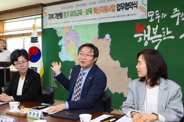 [크기변환]2-1. 지난 25일 용인교육지원청에서 열린 지역기반형 유아교육 보육 혁신지원사업 협약식에서 의견을 말하고 있는 류광열 용인특례시 제1부시장(가운데)의 모습.jpg