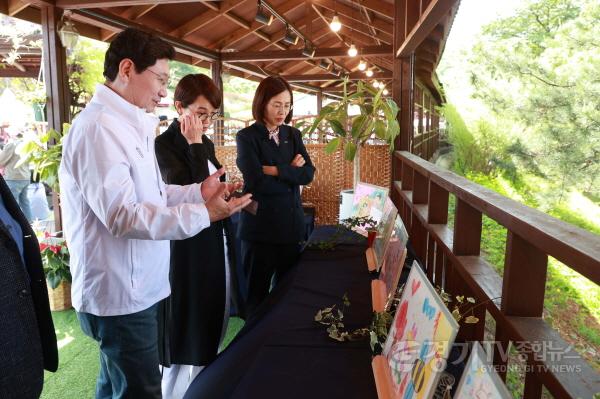 [크기변환]1-3. 이상일 용인특례시장이 27일 용인농촌테마파크에서 열린 축제에서 사생대회 수상작품을 감상하고 있다..jpg