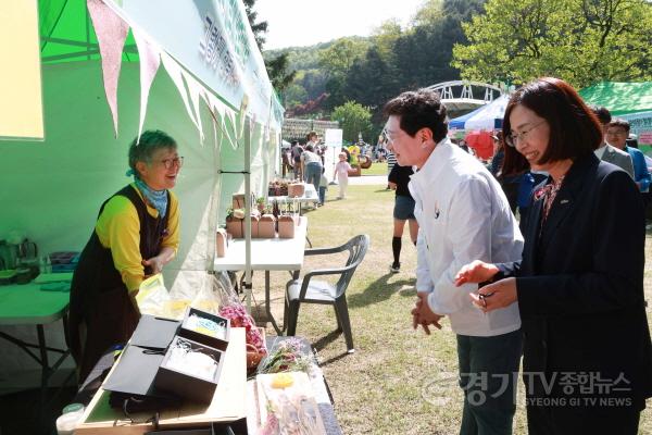 [크기변환]1-4. 이상일 용인특례시장이 27일 용인농촌테마파크에서 열린 축제에서 부스 참가한 농가 관계자와 인사를 나누고 있다..jpg
