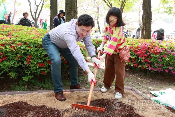 [크기변환]2-4. 지난 27일 동백호수공원에서 열린 2024 시민참여 정원 조성 행사에서 축사를 하고 있는 이상일 용인특례시장.jpg