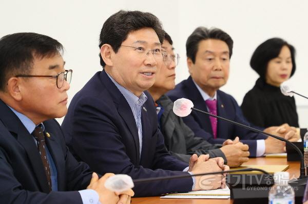 [크기변환]4-2. 이상일 용인특례시장이 지난 26일 용인시 노사민정 공동선언문 채택 후 인사말을 하고 있다..jpg