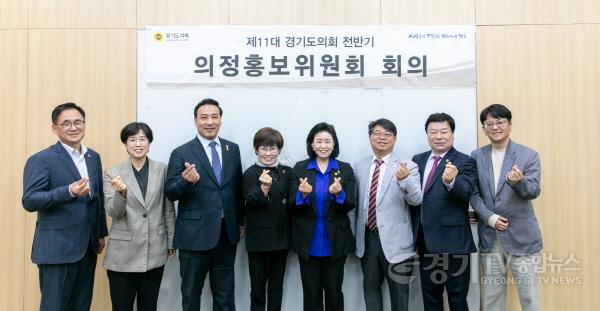 [크기변환]240426 정윤경 의원, 제7차 의정홍보위원회 개최 5월호 소식지 및 백서 제작 심의.jpg