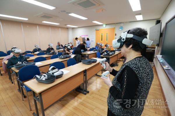 [크기변환]2-1. 용인특례시가 어르신 안전을 위해 VR을 활용한 가상 체험교육을 하고 있다.jpg