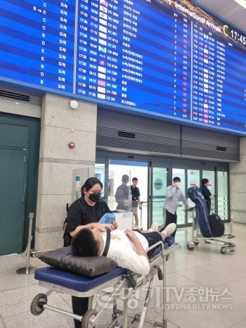 [크기변환]복지정책과-25일 환자이송침대에 실려 인천국제공항 입국장에 들어서는 백씨 모습.jpg