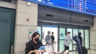 [크기변환]복지정책과-25일 환자이송침대에 실려 인천국제공항 입국장에 들어서는 백씨 모습.jpg