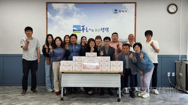 [크기변환]17 용이동 통장협의회 어버이날 맞아 경로당에 떡 나눔.jpg