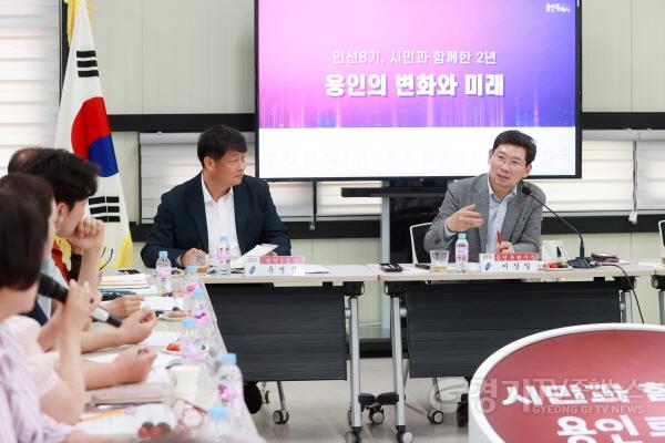 [크기변환]1-3. 이상일 용인특례시장이 3일 기흥구 영덕2동 주민들과 간담회를 열었다.jpg