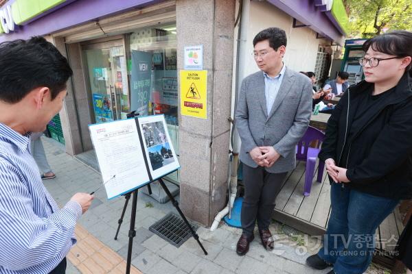 [크기변환]2-3. 이상일 용인특례시장이 3일 ‘기흥 우방아이유쉘’·신갈초 사이 통학로 현장 방문해 점검하고 있다.jpg