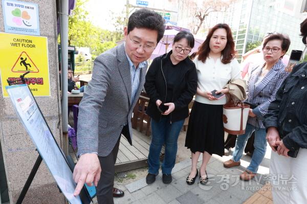 [크기변환]2-2. 이상일 용인특례시장이 3일 ‘기흥 우방아이유쉘’·신갈초 사이 통학로 현장 방문해 점검하고 있다.jpg