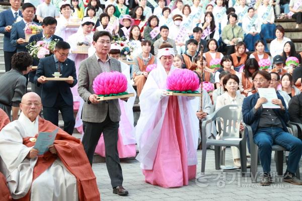 [크기변환]2-1. 지난 4일 용인특례시청 야외음악당에서 열린 시민 연등축제 봉축법요식에 참석한 이상일 용인특례시장.JPG