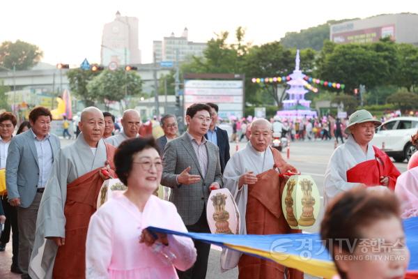 [크기변환]2-3. 지난 4일 용인특례시청에서 열린 시민 연등축제에 시민과 함께 행렬에 참가한 이상일 용인특례시장.JPG