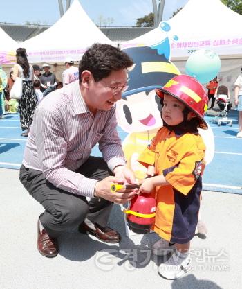 [크기변환]1-3. 지난 4일 용인미르스타디움에서 열린 용인특례시 어린이날 대축제에 참석한 이상일 용인특례시장 (1).JPG