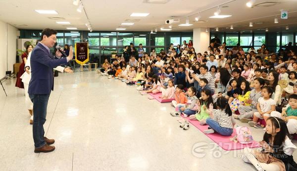 [크기변환]3-1. 지난 5일 용인어린이상상의숲에서 열린 어린이날 특별행사 오, 오! 상상이상에서 축사를 하고 있는 이상일 용인특례시장.jpg