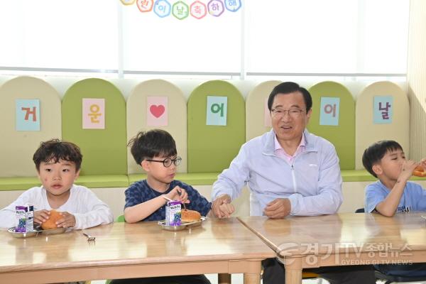 [크기변환]이현재 하남시장 다함께돌봄센터 깜짝 방문…“아동 돌봄 대표 모델로 만들겠다” (1).JPG