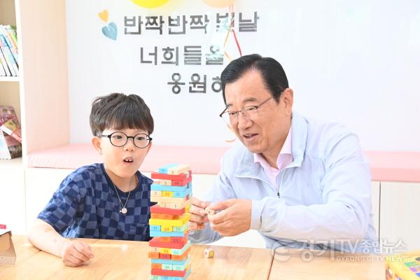 [크기변환]이현재 하남시장 다함께돌봄센터 깜짝 방문…“아동 돌봄 대표 모델로 만들겠다” (2).JPG