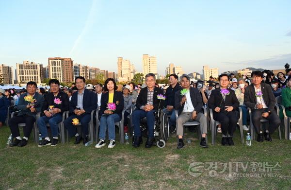 [크기변환]사진2)연등음악회에 참석한 화성시의회 의원들.jpg