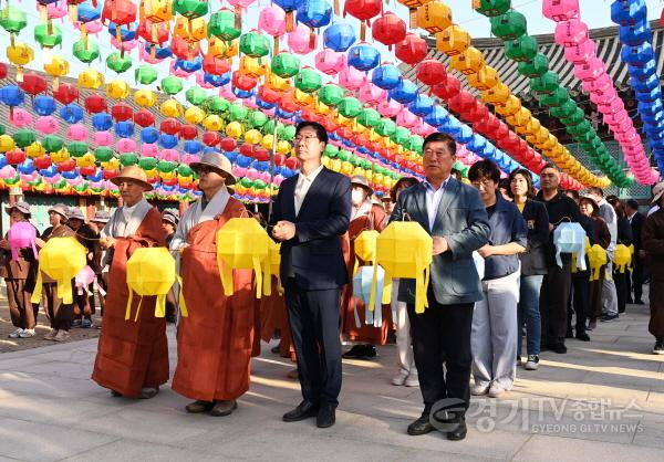 [크기변환]사진3)연등행사 중인 정명근 화성시장과 화성시의회 오문섭 부의장.jpg
