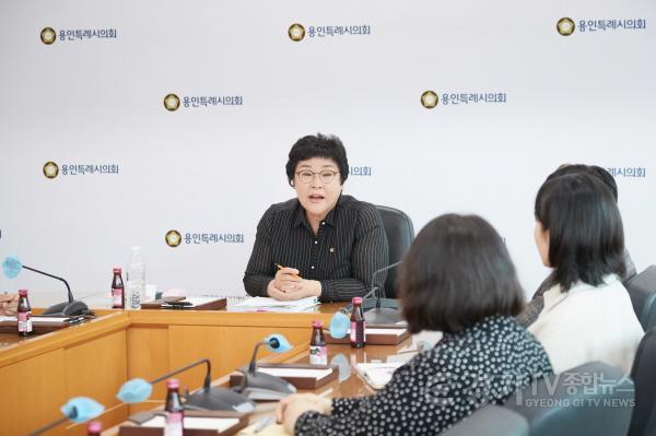 [크기변환]20240507 용인특례시의회 장정순 자치행정위원장, 의회 정책지원관과 간담회(4).jpg