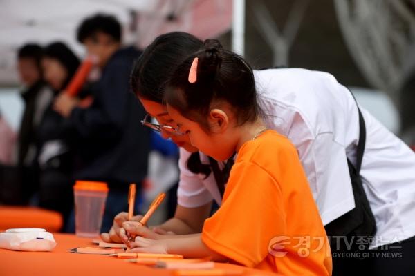 [크기변환]화성FC의 팬들이 응원문구를 적고 있다.jpg