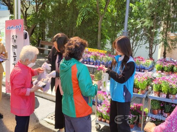 [크기변환]이미지2(어버이날행사 봉사).jpg