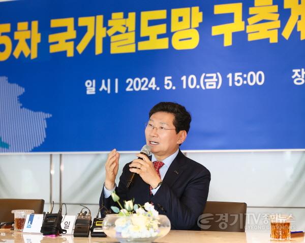 [크기변환]7-3. 이상일 용인특례시장이 10일 수원컨벤션센터에서 수원·성남·화성시와 경기남부 광역철도 구상 실현을 위한 공동건의문을 채택했다..jpg