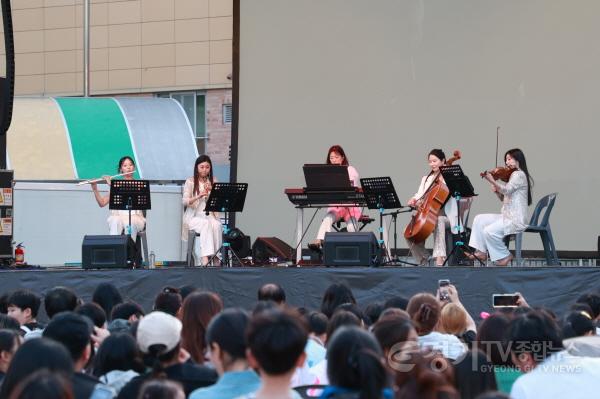 [크기변환]4-2. 지난 17일 용인특례시 기흥구 영덕2동 청곡초등학교에서 열린 기흥행복콘서트 현장.jpg