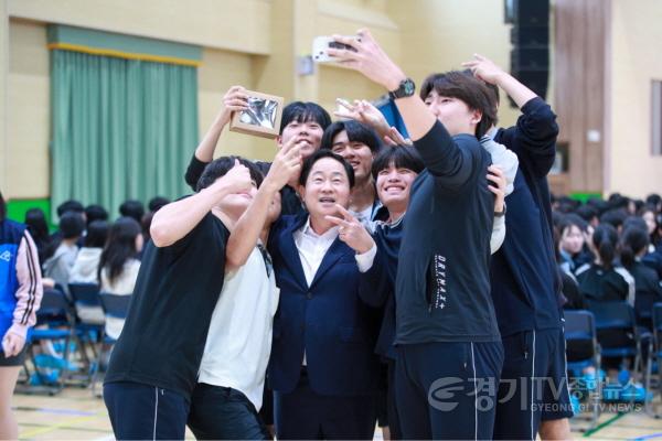 [크기변환](0517)[미래교육과]남양주시 1호 휴먼북 주광덕 시장, 진로 특강 진행... 청소년의 꿈을 위한 디딤돌 놓아(사진1).jpg