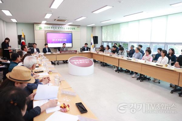 [크기변환]9-2. 이상일 용인특례시장이 16일 상하동에서 주민과의 소통 간담회를 열고 지역 현안을 논의했다..jpg