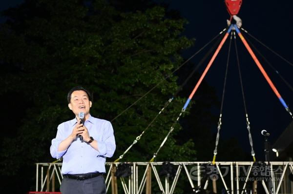 [크기변환]1-1. 이재준 수원시장, ‘2024 수원연극축제’ 찾아 시민과 함께 공연 관람.jpg